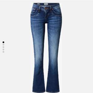 SÖKER DESSA 3 olika jeans, skriv om ni har dessa i storlekarna 25/26 i midja och 34/36 i längden❤️