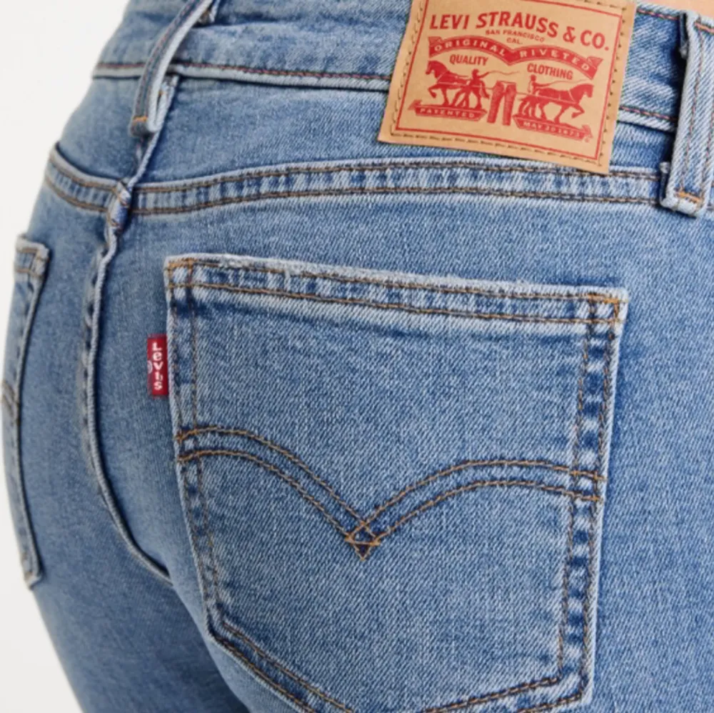 Säljer dessa nästan oanvända Levis jeans!💕💕säljer pga att de är för stora på mig men dom är verkligen så fina😭😭 köptes för 1400kr säljer för 700kr! PRIS KAN DISKUTERAS DÅ JAG BEHÖVER PENGARNA!💕💕💕. Jeans & Byxor.
