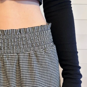 Mönstrad kjol - En snygg kjol från Monki i hundtandsmönster. Köpt här på Plick men i princip aldrig använd 🤍Resår i midjan 
