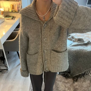 Stickad kofta  - Supermysig oversized stickad kofta från Lindex💕 lite nopprig men annars bra skick💕