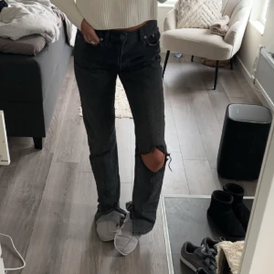 Jeans med slit - Säljer dehär fina jeansen från zara då de är förstora för mig 💕 Fint skick 