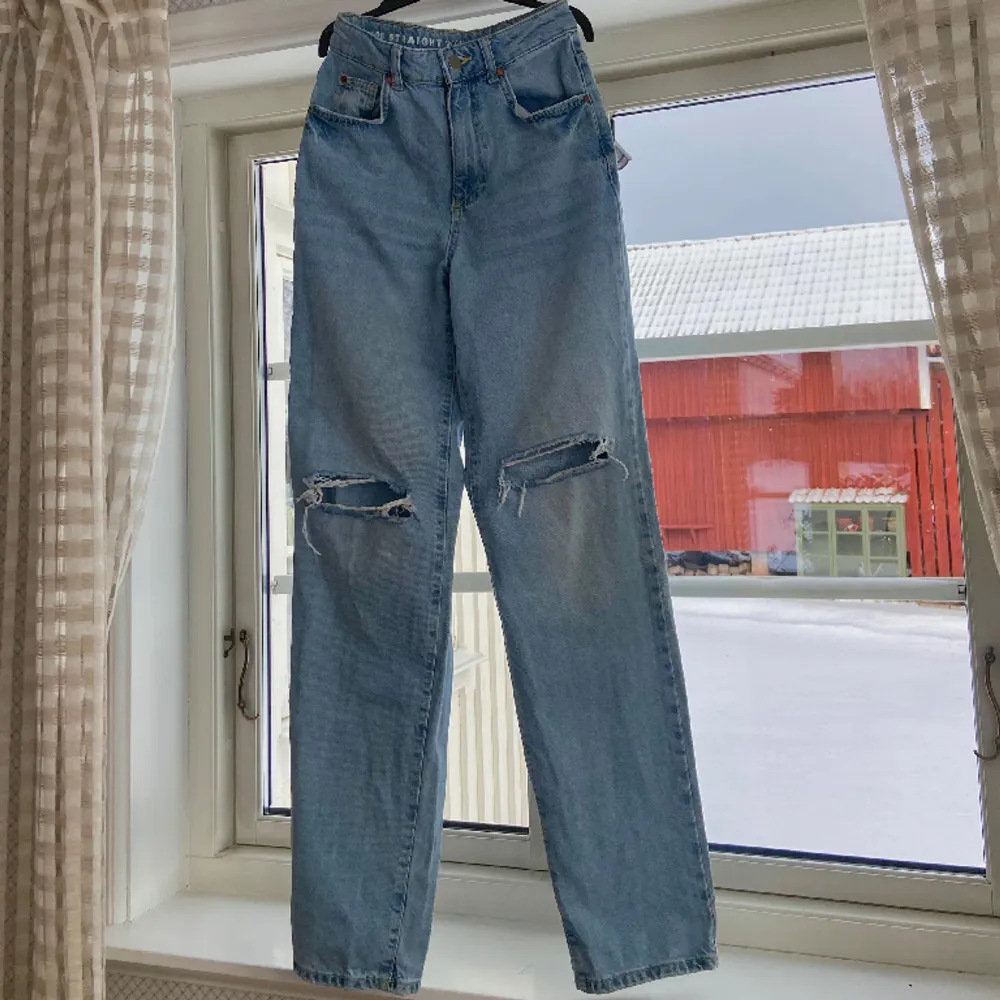 Blåa jeans med hål ifrån BikBok Tajta upptill och raka nertill Dom är i väldigt gott skick! Kontakta för fler bilder eller frågor💗 Frakt tillkommer, hör gärna av dig före du köper. Jeans & Byxor.