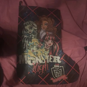 monster high julstrumpa  - den är ungefär 40 cm rätt så stor 