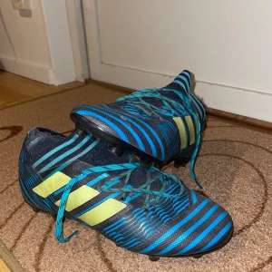 Fotbollsskor adidas - Storlek 41 1/3 Använda över 2 säsonger men i gott skick då de är väl bevarade och tvättade ofta. 