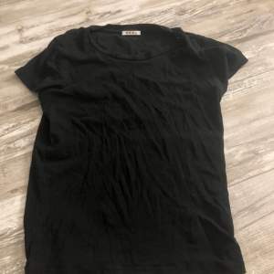Jätte snygg ”mesh” t-shirt. Den är i bra skick💓sen så är den inte jätte genomskinlig men ja.💗