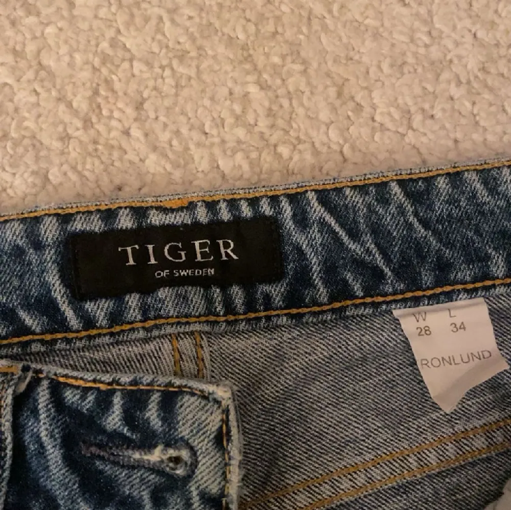 Säljer dessa lågmidjade jeans från Tiger of Sweden pga av att dom är för små. De är använda ett par gånger men de är som nya. . Jeans & Byxor.