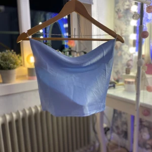 Silkestopp  - En jättefin blå färg på en silkestopp, den har inte kommit till användning så mycket pga att det har varit för stor för mig. (Råka köpa fel storlek) 