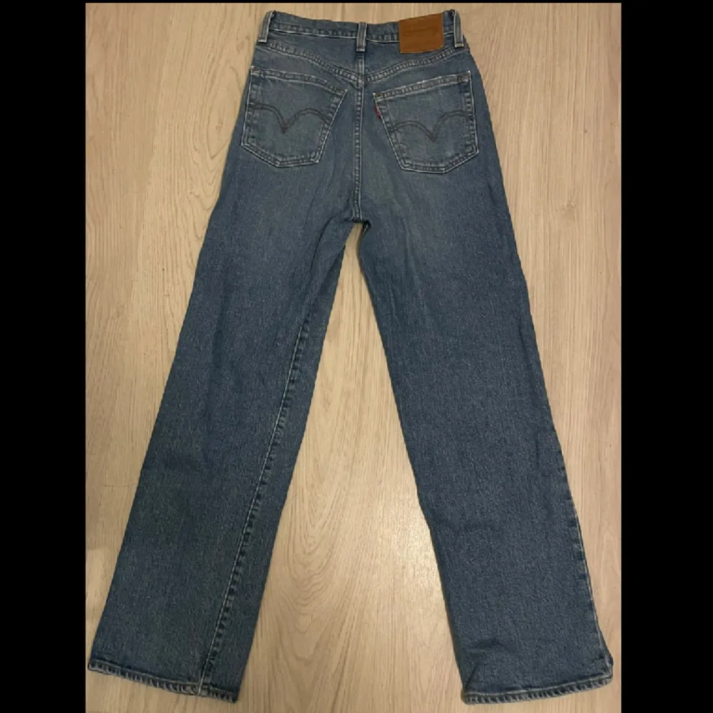 Jättefina Levi’s Jeans i modellen Ribcage Straight. Köpta för 1,319kr på Carlings. Jeans & Byxor.