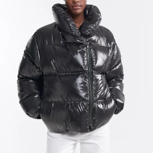 Filippa K jacka - En glossy jacket från Filippa K i storlek M. Jackan är använd ett par gånger men fortfarande i väldigt bra skick, inga hål eller fel på dragkedjan. Säljer denna jacka då den var för stor för min syster. Nypris 6700kr. Skriv för fler bilder!