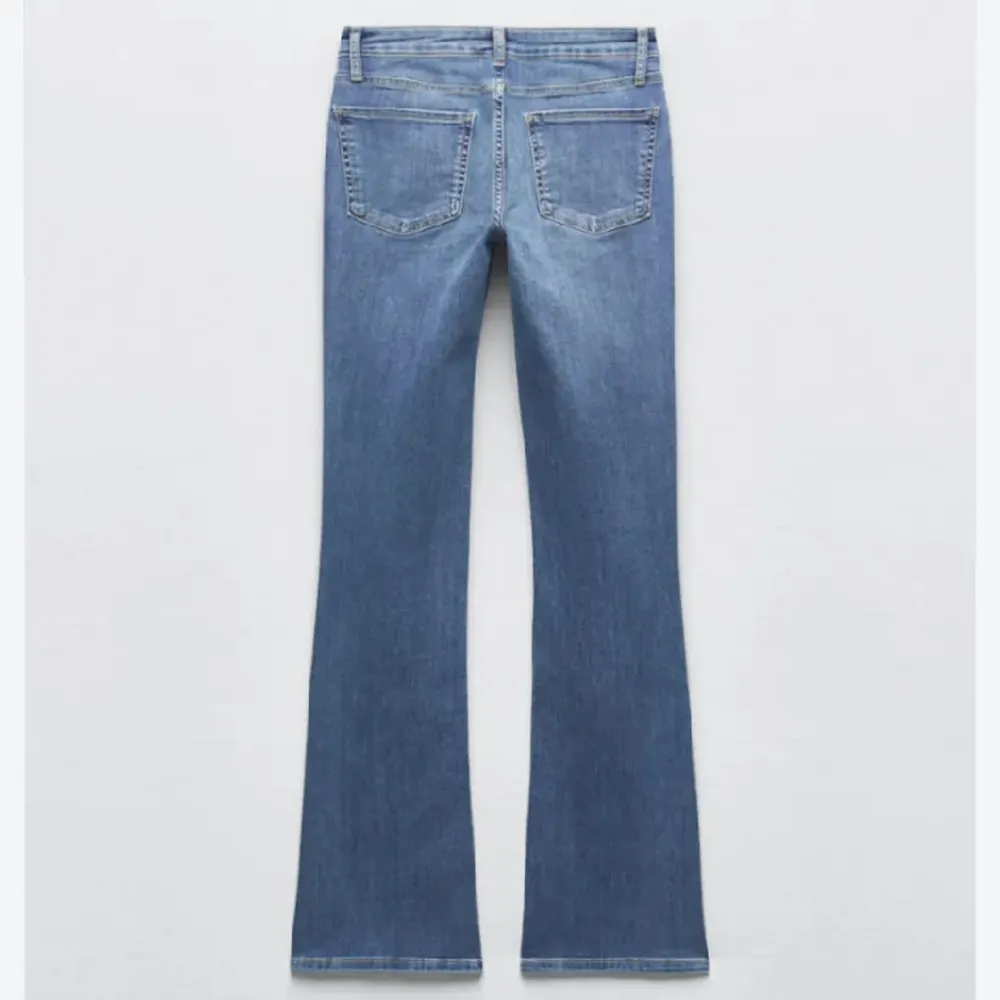 Blåa zara jeans i 32, skriv privat för egna bilder Köparen står för frakten. 💕( obs priset beror på att de har ett litet hål i skrevet som jag har sytt igen ) 💕. Jeans & Byxor.
