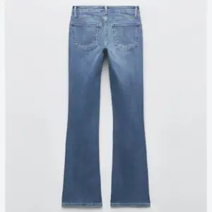 Blåa zara jeans i 32, skriv privat för egna bilder Köparen står för frakten. 💕( obs priset beror på att de har ett litet hål i skrevet som jag har sytt igen ) 💕