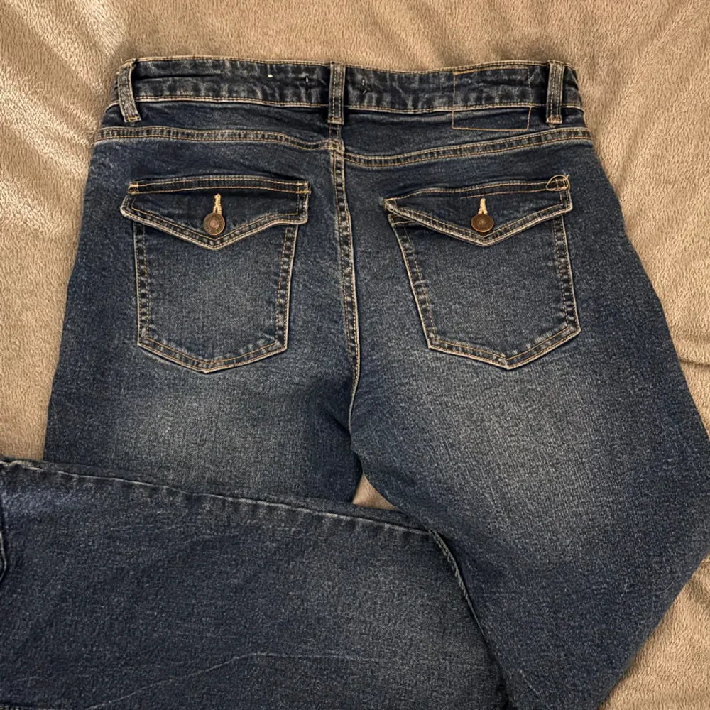 Lågmidja bootcut jeans!! Säljer då dom aldirg kommer till användning:) 40cm midja tvärs över och 78cm innerben. Jeans & Byxor.