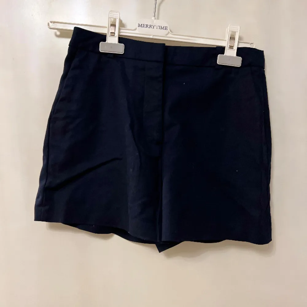 Marinblåa shorts från Zara. Använt fåtal gånger.. Shorts.