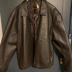 Saddlebred skinnjacka  - Säljer min saddlebred skinnjacka som jag köpte förra hösten. Säljer pga att den är för stor. Den är i jättebra skick och nästan helt oanvänd. Skriv gör fler bilder. Och tar gärna emot bud! Nypris 2500kr