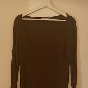 En brun långklänning - En brun klänning som går lite längre ner än knäna från NA-KD, skriv för fler bilder eller frågor❤️