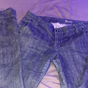Lågmidjade bootcut jeans  - Jag säljer dessa lätte Lågmidjade bootcut jeansen. ❤️kontakta om ni har frågor 🥰 