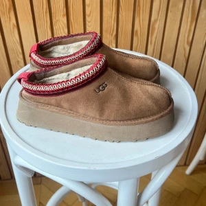 Ugg Tazz - Ugg Tazz i storlek 37 i använt skick, kartong och orderbekräftelse finns. Säljes då jag behöver en annan storlek. 