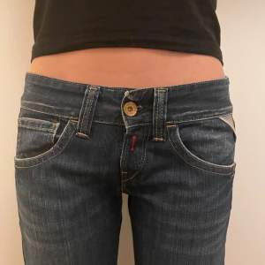 Säljer helt nya replay jeans med prislappen kvar. Lågmidjade och jötte snygga.