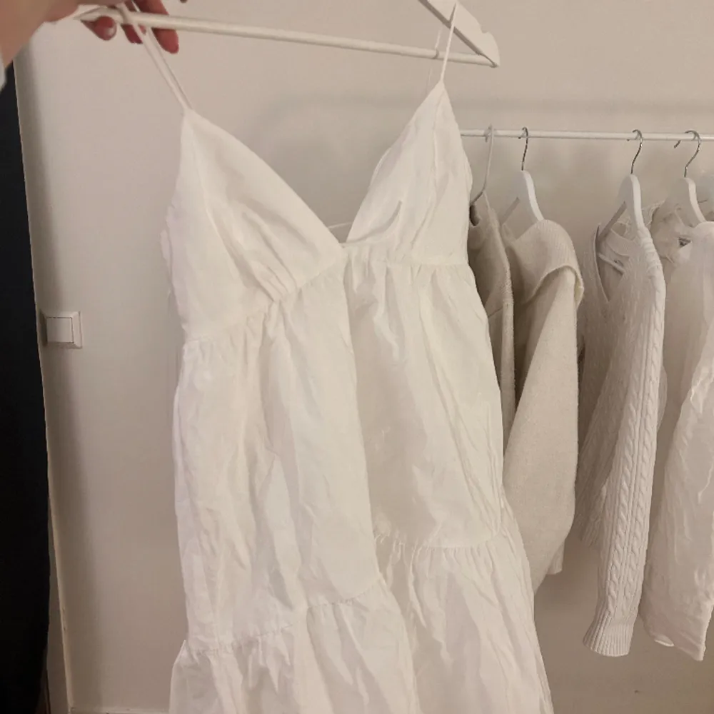 Slutsåld Zara klänning, köptes i sommras , helt oanvänd! Superfin🌸☀️stl S! Använd köp nu!. Klänningar.