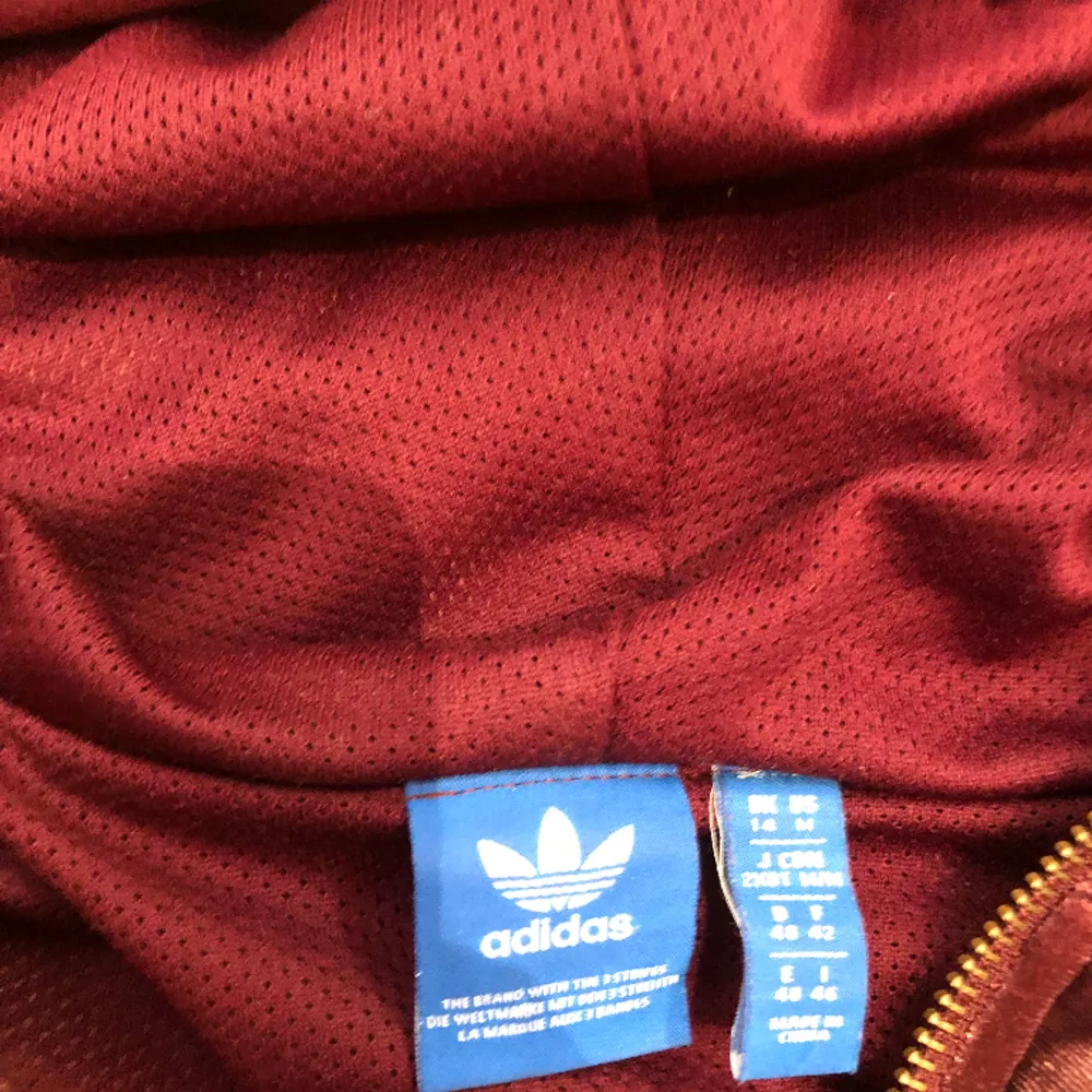 Adidas tröja st 40 sammet fint fint skick . Hoodies.