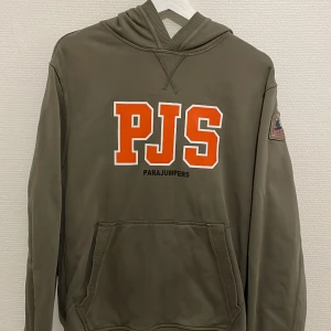 Parajumpers hoodie / huvtröja  - Använd väldigt lite. Skick: 8/10. Storlek: XL men är mer som L. Kostar 3200kr på Miinto.se nu. Färgen är kaki (mörkgrön). 