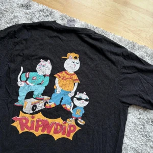 RIPNDIP t-shirt - Svart t-shirt från RIPNDIP med tryck på ryggen! Använd fåtal gånger så den är i superfint skick 💌