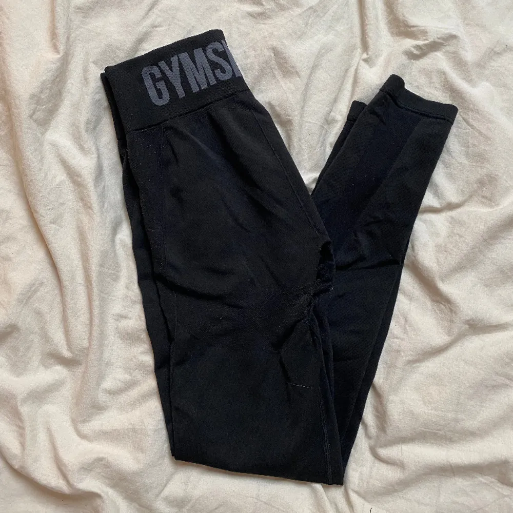 Svarta gymshark träningstights i använt skick. Små hål vid grenen (bild 3). Storlek M. Jeans & Byxor.
