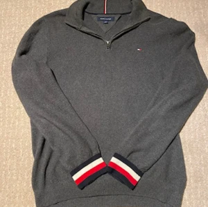Tommy Hilfiger half zip  - En riktigt fin Half zip ifrån märket Tommy Hilfiger. Säljer då den inte kommer till användning. Kontakta gärna vid frågor eller funderingar. 