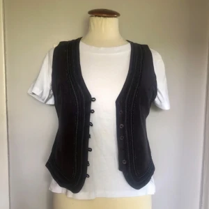 Väst - V-ringad väst med knappar och fina detaljer.