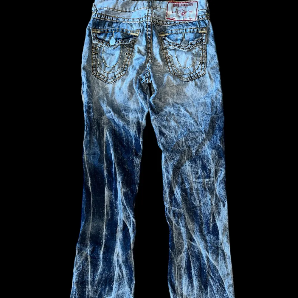 True Religion  - Exclusive  - Super T Stitch  -  Storlek 30  - Mycket bra kondition. Jeans & Byxor.