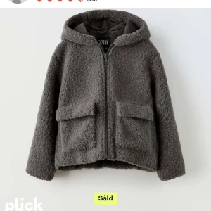 Teddy jacka  - Jättefin teddyjacka ifrån zara. Är storlek 164 men passar s typ. Nästan aldrig använd 💕