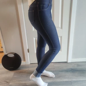 Stretchiga jeggings I jeansimitatation - I toppskick! Strl 34. Jag är 162 cm lång. 