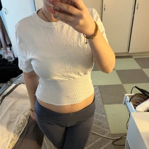 Söt t-shirt - En super gullig liten t-shirt. Köpt från Sellpy från början. Använder inte längre därav säljes. Fint skick! 