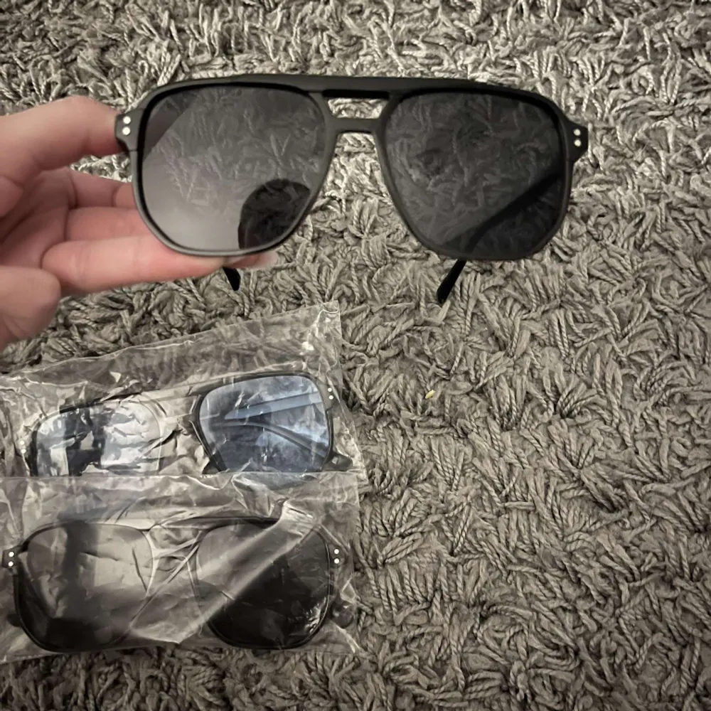 Ett par svarta solglasögon från ensarjoe, helt oanvända och kartong samt tvätt till glaset medföljer. . Accessoarer.