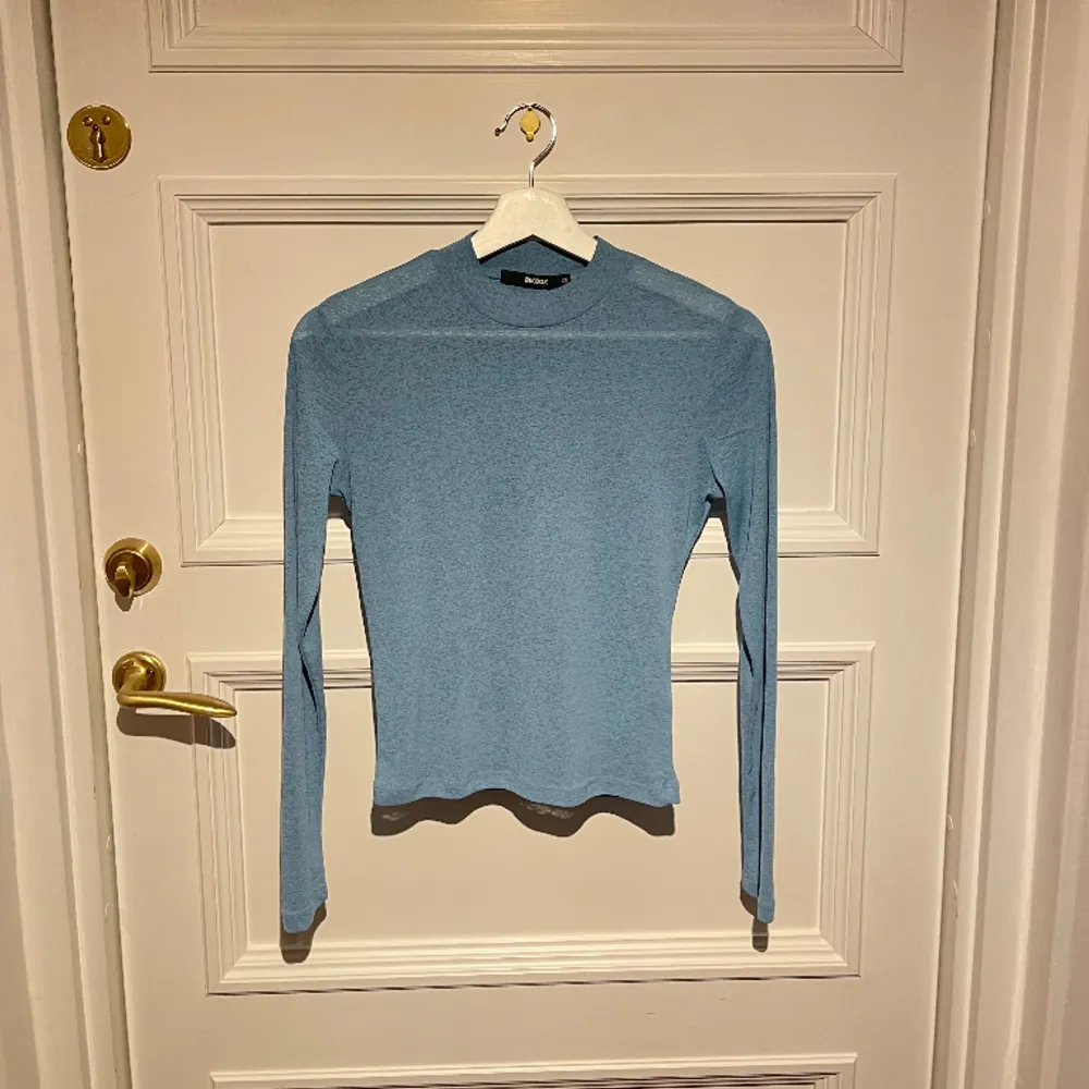 Blå långärmad tröja/tshirt från BikBok, strl XS funkar även för en S.. Tröjor & Koftor.