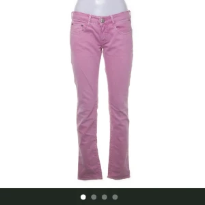 Rosa jeans - Säker nu mina skit snygga rosa jeans för att de är lite förstora och då inte kommer till användning💗