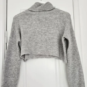 Stickad tröja - Stickad tröja i använt men bra skick! Inga defekter utöver lite nopprig. Säljs extra billigt pga flyttar utomlands❤️