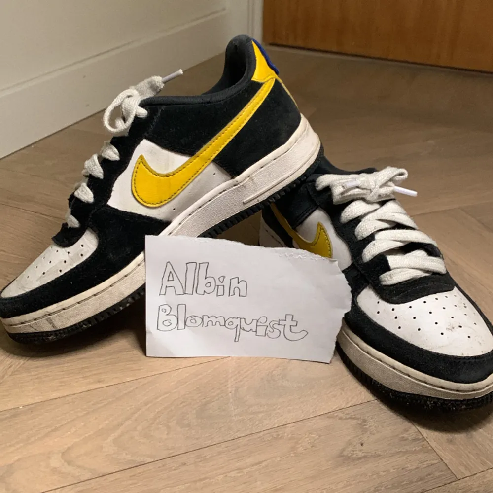 Nike air force 1 athletic club förg black and gold unisex storlek 36.5 . Lågt pris pga slitage i backsidan av innedelen i skon. Nytt pris 1700 kr. Skor.