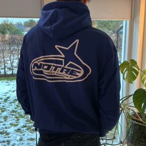 Notre hoodie - Riktigt fet hoodie, true to size. Aldrig använd endast prövad. Skönt hoodie material. Royal blue 