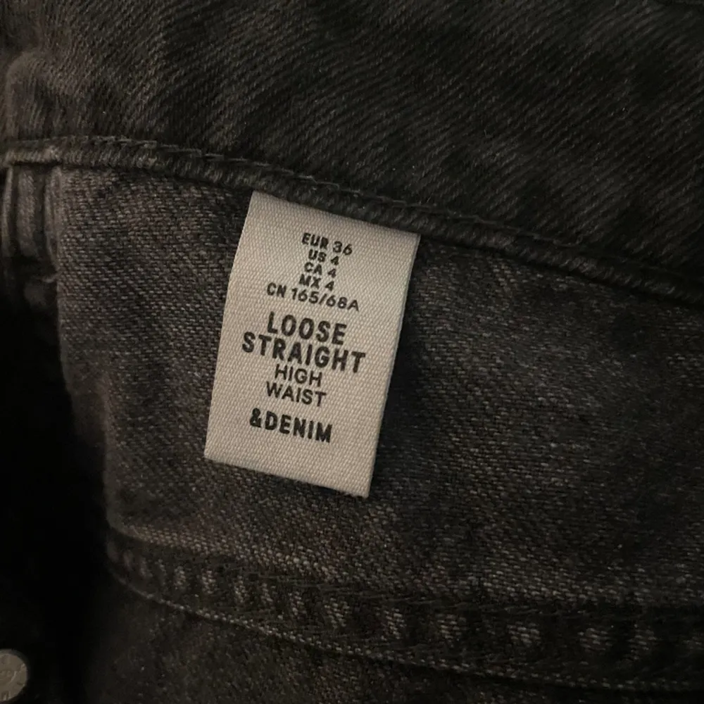 Bra sick, använd fåtal gånger, sann till storleken, loose straight passform. Jeans & Byxor.