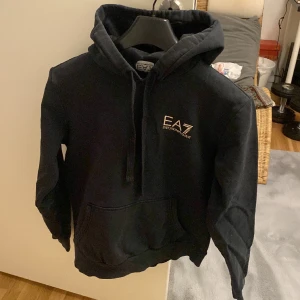 Svart Armani hoodie  - Svart Armani hoodie i storlek XS 