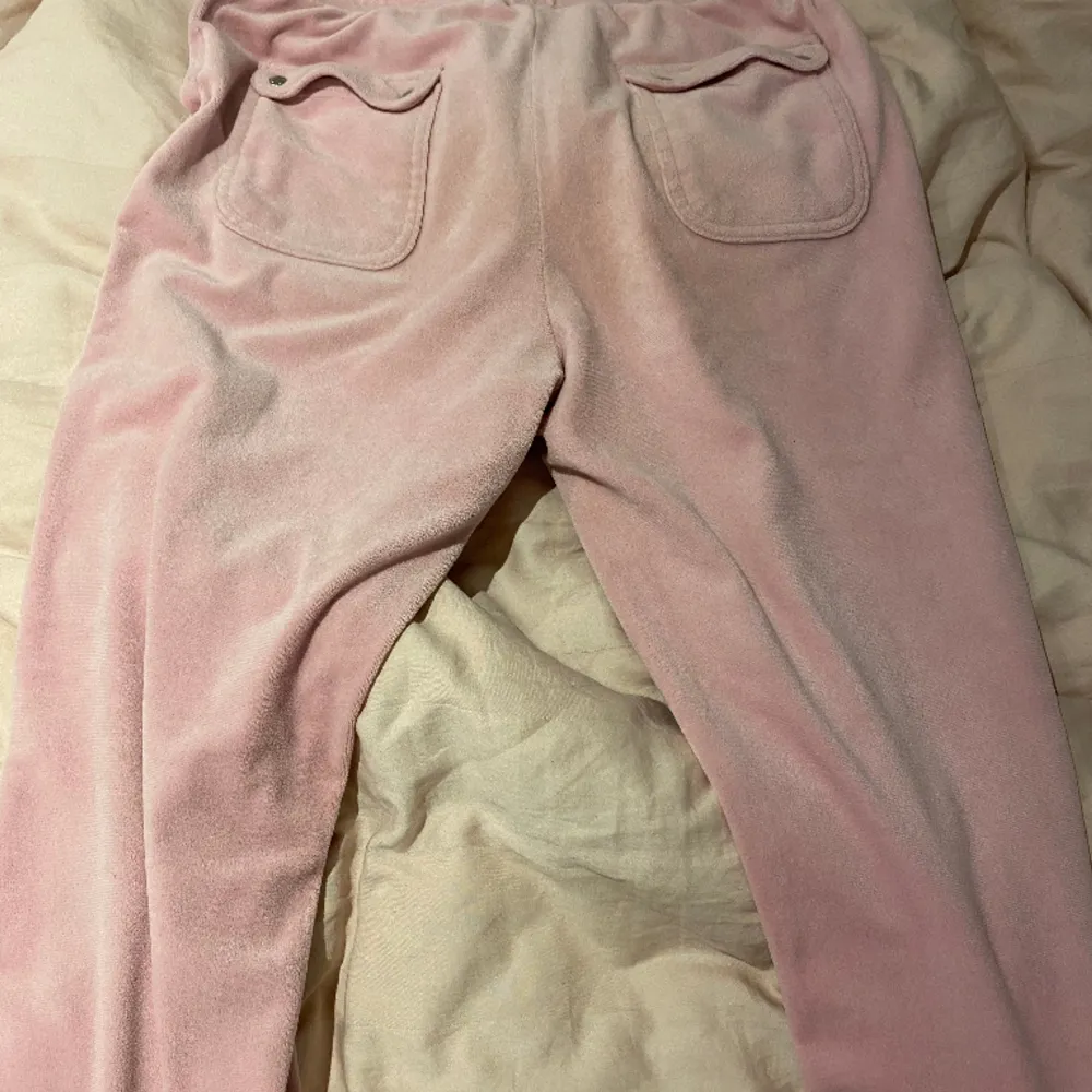 Fina juicy byxor säljer dom för dom är förstora på mig för jag köpte dom av en tjej på Facebook o trodde dom skulle passa. Jeans & Byxor.