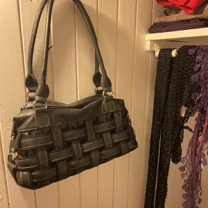 Väska  - Retro väska köpt secondhand i Paris. Rymlig och bra storlek, man får plats med mycket!! Supersnygg och unik men använder en 