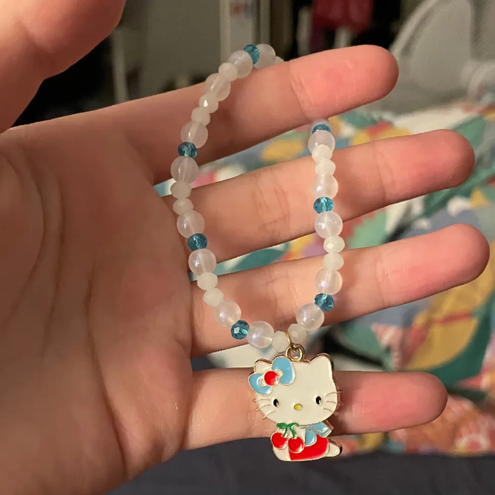 Hellokitty armband, aldrig använt. Frakt 18kr postar i brev🤗Kontakta om ni har några frågor<3. Accessoarer.