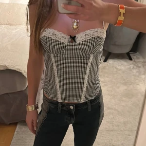 Rutig korsett  - Galet snygg korsett, älskar!!! Strl 38 men passar mig som brukar ha xs/s😍🤩