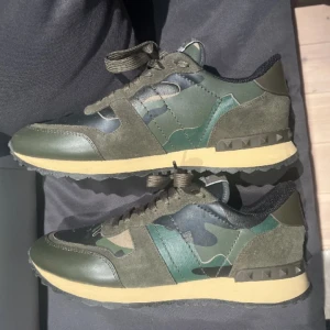 Valentino rockrunner  - Vi säljer dessa feta valentino rockrunner i militärgrön. storlek 42 (lite större i storlek så passar även 42,5-43) Cond 10/10 ej använda Dustbag, box och kvitto fås med Tveka ej på att höra av dig om frågor.