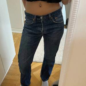 Skitsnygga Levi’s jeans med en ganska rak passform, sitter bra i längden på mig som är 172 🤍Säljer då jag inte får användning för dem längre :/