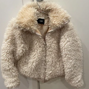 Teddyjacka  - Teddyjacka från bikbok, cremevit. Kan användas som vår- eller vinterjacka, varm och gosig!  Pris kan diskuteras!!!!