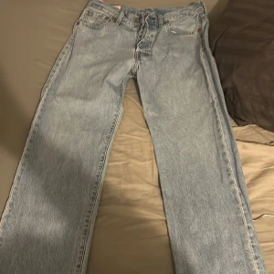 Levis 501 - Nästan helt oanvända Levis 501 säljer pga ja inte har ljusa kläder så mycket på mig.