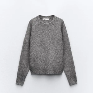 Stickad zara - Säljer min grå stickad tröja från zara, den är aldrig använd och har prislapp kvar💗 Nypris: 389kr